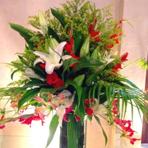 お祝いを意識した装花